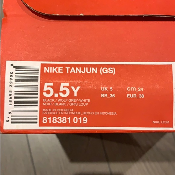 Brand new in box Nike Sneakers size 5.5 Youth - Picture 6 of 6